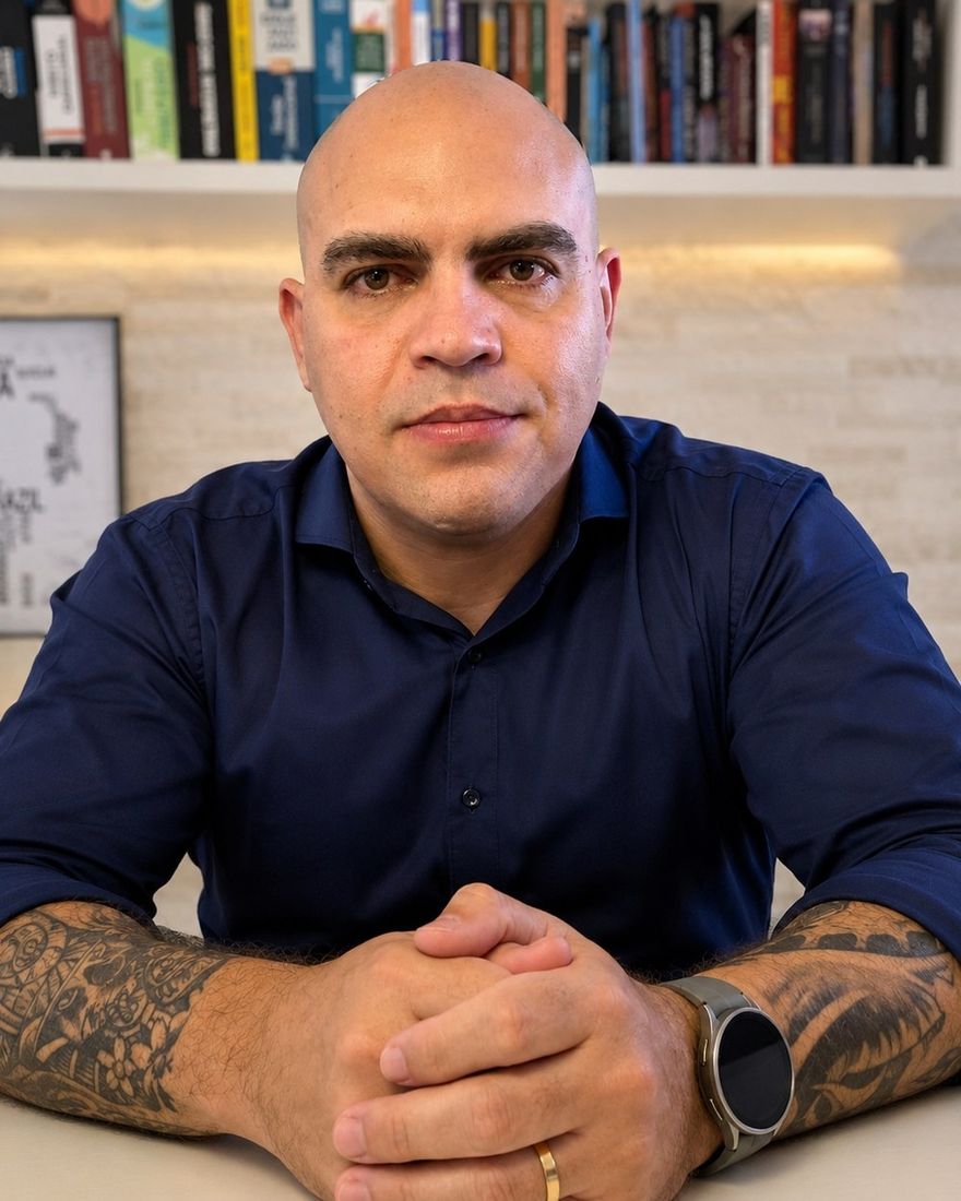 Rodrigo Rosa, advogado de divórcio em São Paulo, em seu escritório.